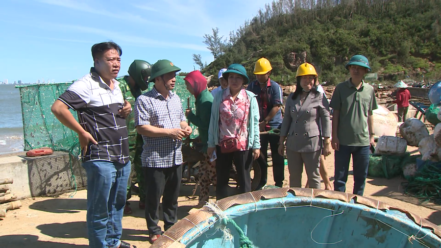 Phó Chủ tịch Thường trực UBND tỉnh Nguyễn Tuấn Thanh (thứ 2 từ trái sang) kiểm tra công tác khắc phục thiệt hại tại Bãi Xếp. Ảnh: Trung Nghĩa pct-tt-ubnd-tinh-chi-dao-khac-phuc-hau-qua-bao-tai-bai-xep02-18-10-00still005png.png