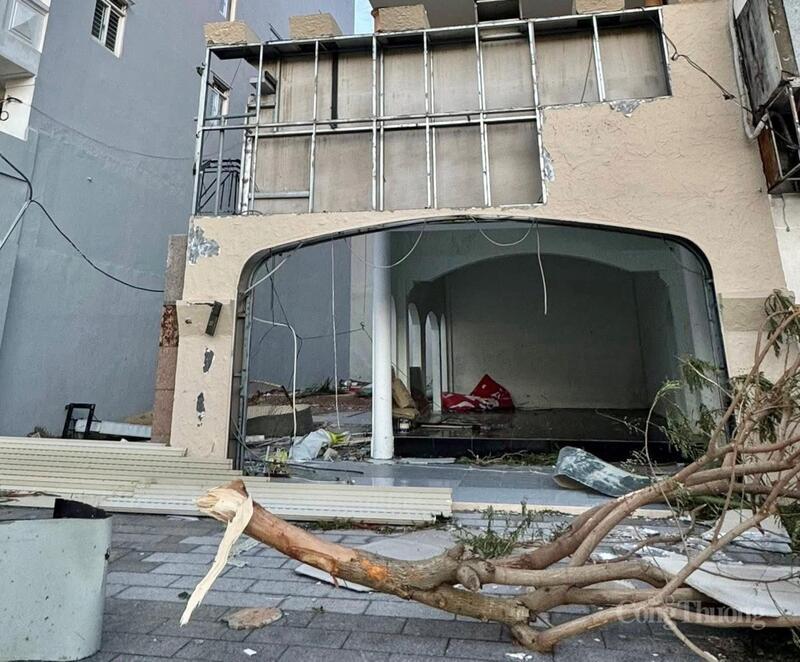 Một căn nhà tan hoang sau bão.