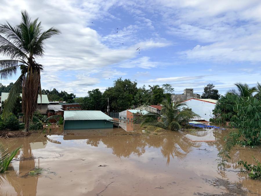 Nước lũ có dấu hiệu rút nhưng khá chậm vào trưa 7-11. Ảnh: Văn Ngọc nuoc-lu-co-dau-hieu-rut-nhung-kha-cham-vao-trua-7-11-anh-van-ngoc.jpg