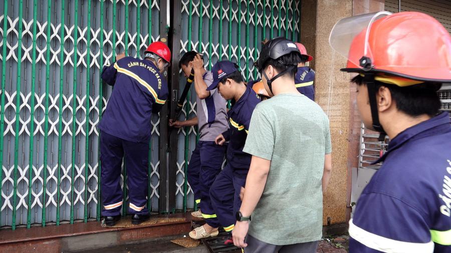 Cảnh sát PCCC Công an tỉnh cứu nạn người dân bị mắc kẹt trong nhà ở phường Quy Nhơn. Ảnh: Quốc Hùng canh-sat-pccc-cong-an-tinh-cuu-nan-nguoi-dan-bi-mac-ket-trong-nha-o-phuong-quy-nhon.jpg