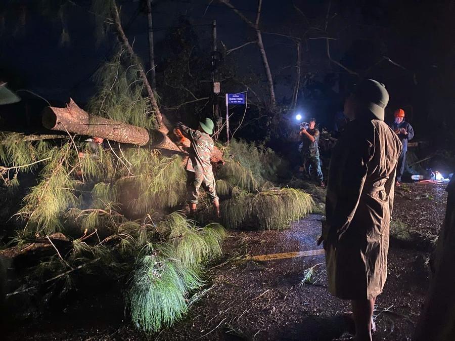 Bộ đội khắc phục sự cố ách tắc trên Quốc lộ 1A qua địa bàn xã Phù Mỹ. Ảnh: Thành Phúc z7197966148720-b556cc1275d0247ee06a81ffa579dad7.jpg