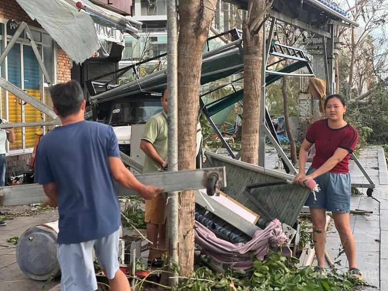Người dân thu dọn, khắc phục hậu quả sau bão.