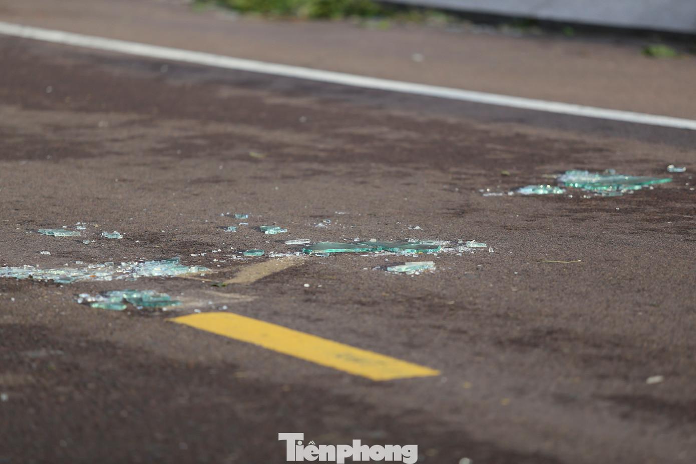 Mảnh thủy tinh rơi đầy ngoài đường. Ảnh: Trương Định. tp-12.jpg