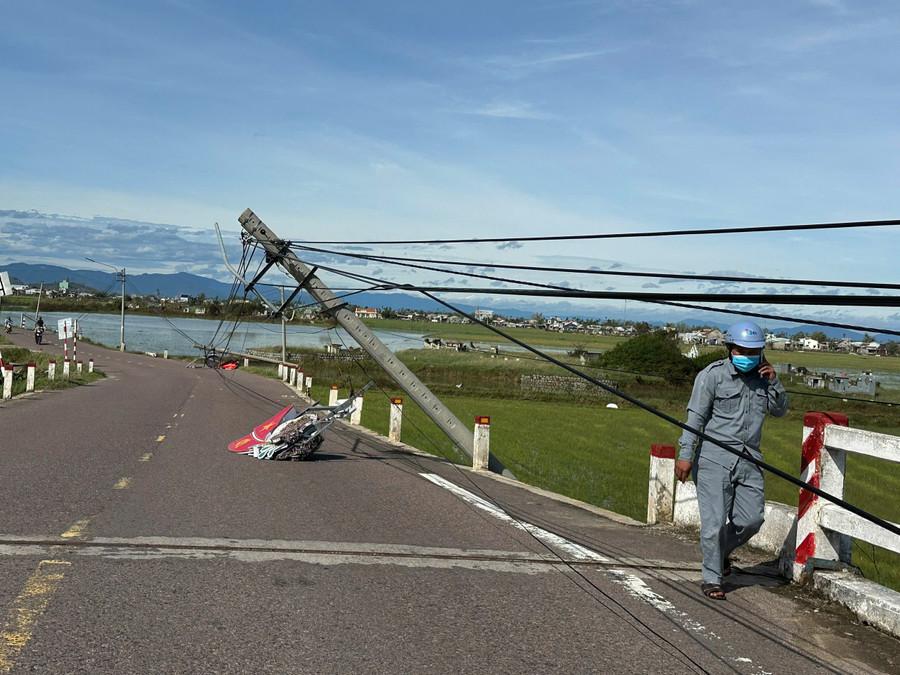 Nhân viên điện lực đến hiện trường khắc phục hậu quả sau bão. Ảnh: Thảo Khuy khuy-2.jpg