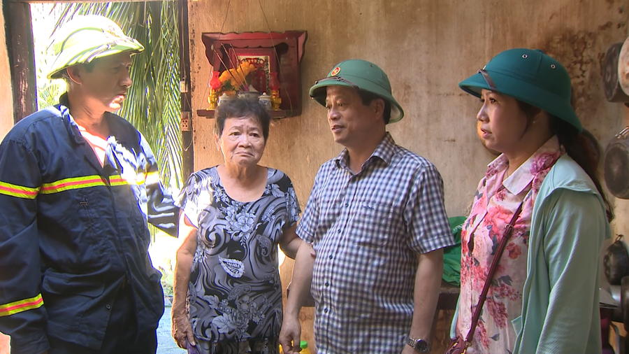 Phó Chủ tịch Thường trực UBND tỉnh Nguyễn Tuấn Thanh (thứ 2 từ phải sang) đến trực tiếp kiểm tra công tác hỗ trợ người dân khắc phục hậu quả thiên tai. Ảnh: Trung Nghĩa pct-tt-ubnd-tinh-chi-dao-phong-canh-sat-pccc-cnch-cong-an-tinh-giup-dan02-19-33-20still003png.png