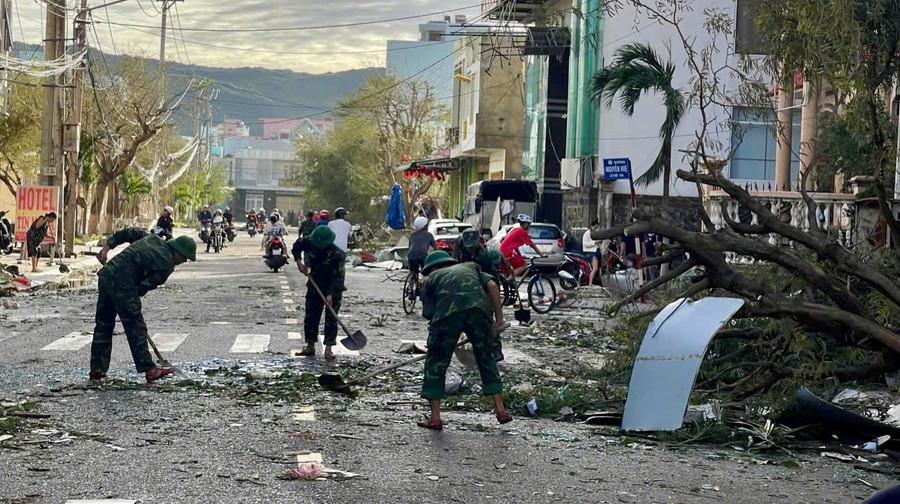 Lực lượng chức năng khẩn trương tham gia công tác khắc phục thiệt hại do bão gây ra. Ảnh: Dương Linh dlinh.jpg