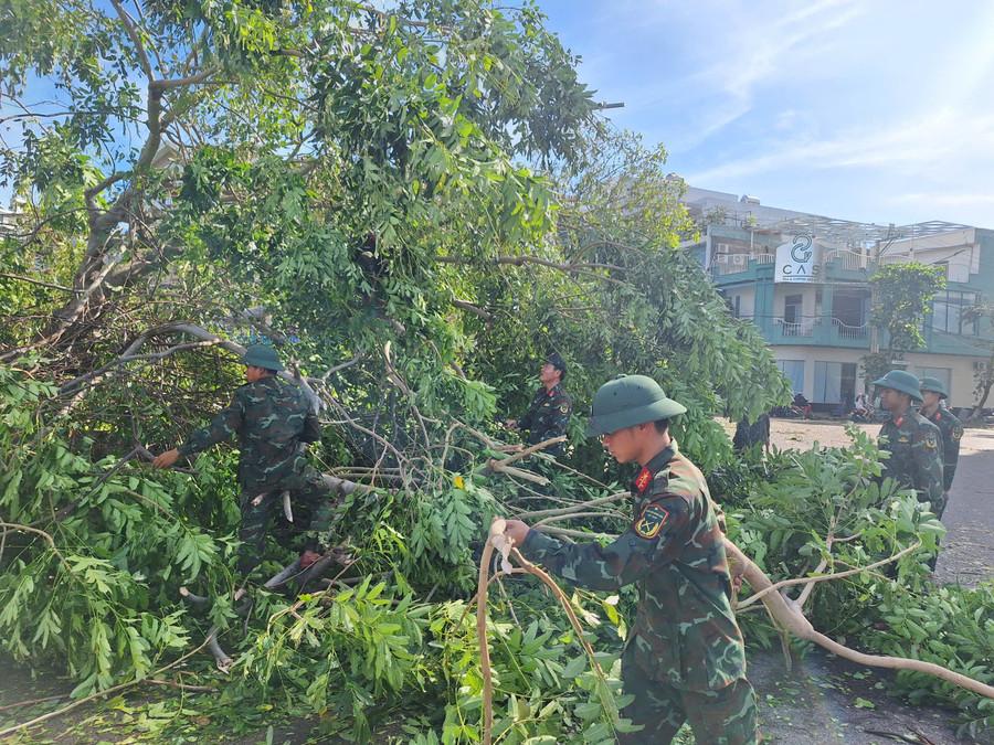 Chiến sĩ bộ đội hỗ trợ dọn dẹp sau bão. Ảnh: Quang Tấn tan44.jpg