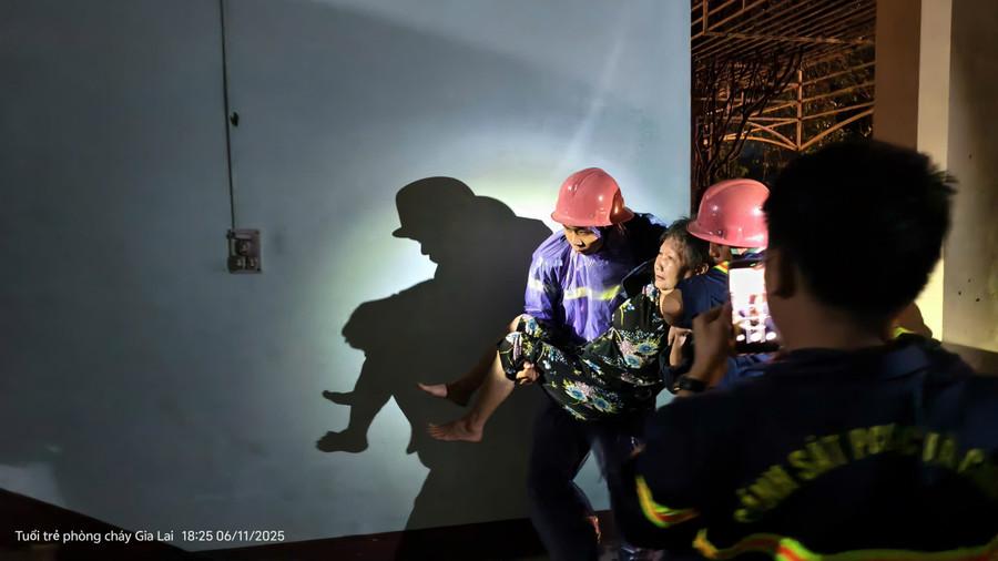 Đưa một trường hợp người tàn tật ở phường Quy Nhơn đến nơi an toàn. Ảnh: Quý Hiền nguoi-tan-tat.jpg