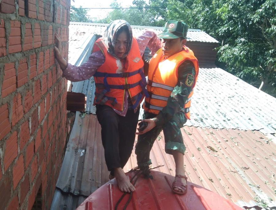 Ban Chỉ huy Phòng thủ khu vực 5-Ayun Pa ứng cứu người dân bị cô lập do nước lũ dâng cao. Ảnh: Anh Tuấn z7198127954712-15cf3b5cfe44c27bb209d4fe81cbe9fa.jpg