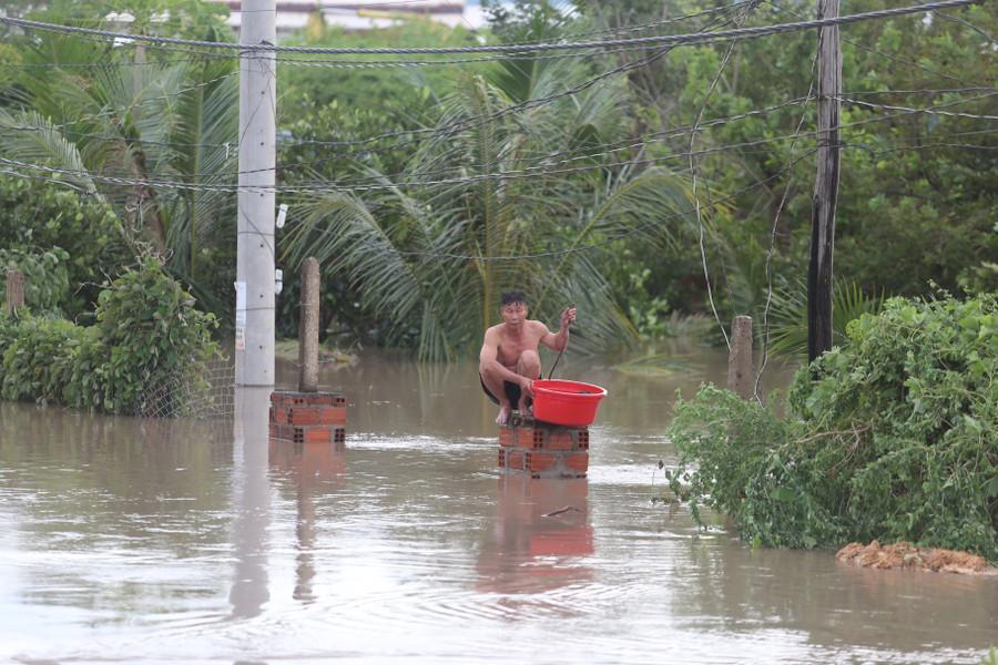 Người dân mắc kẹt giữa dòng nước lũ do không sơ tán vào ngày 6-11. Ảnh: Văn Ngọc nguoi-dan-mac-ket-giua-dong-nuoc-lu-do-khong-so-tan-vao-ngay-6-11-anh-van-ngoc.jpg