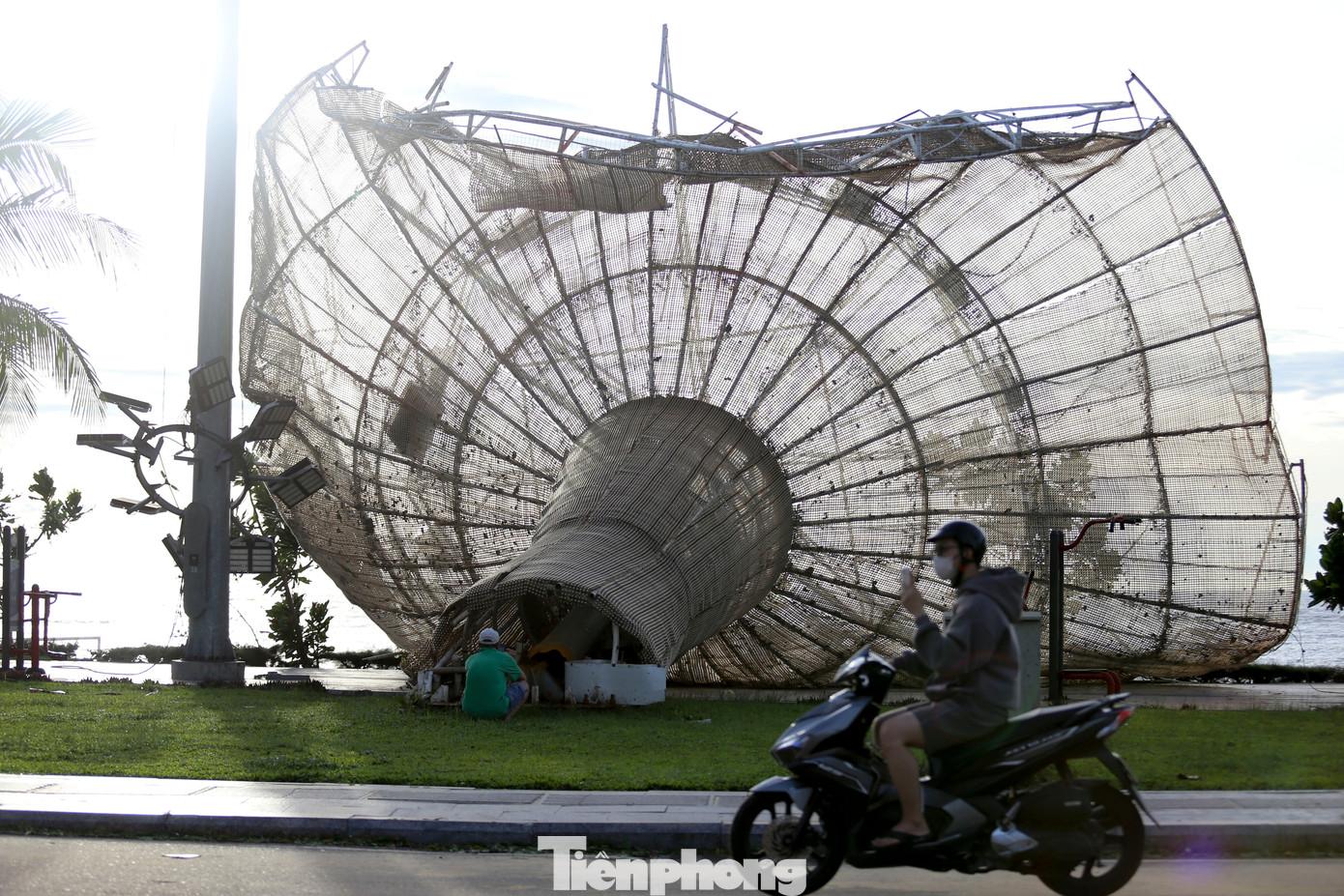 Một hệ thống đèn chiếu sáng trên tuyến đường biển Xuân Diệu bị gió bão quật ngã. Ảnh: Trương Định. tp-25.jpg