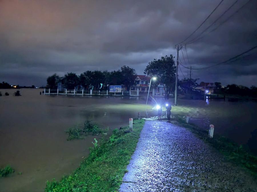 Trụ sở UBND xã Ia Sao bị cô lập do nước lũ. Ảnh: Hoàng Khuyên tru-so-ubnd-xa-ia-sao-bi-co-lap-do-nuoc-lu-anh-hoang-khuyen.jpg