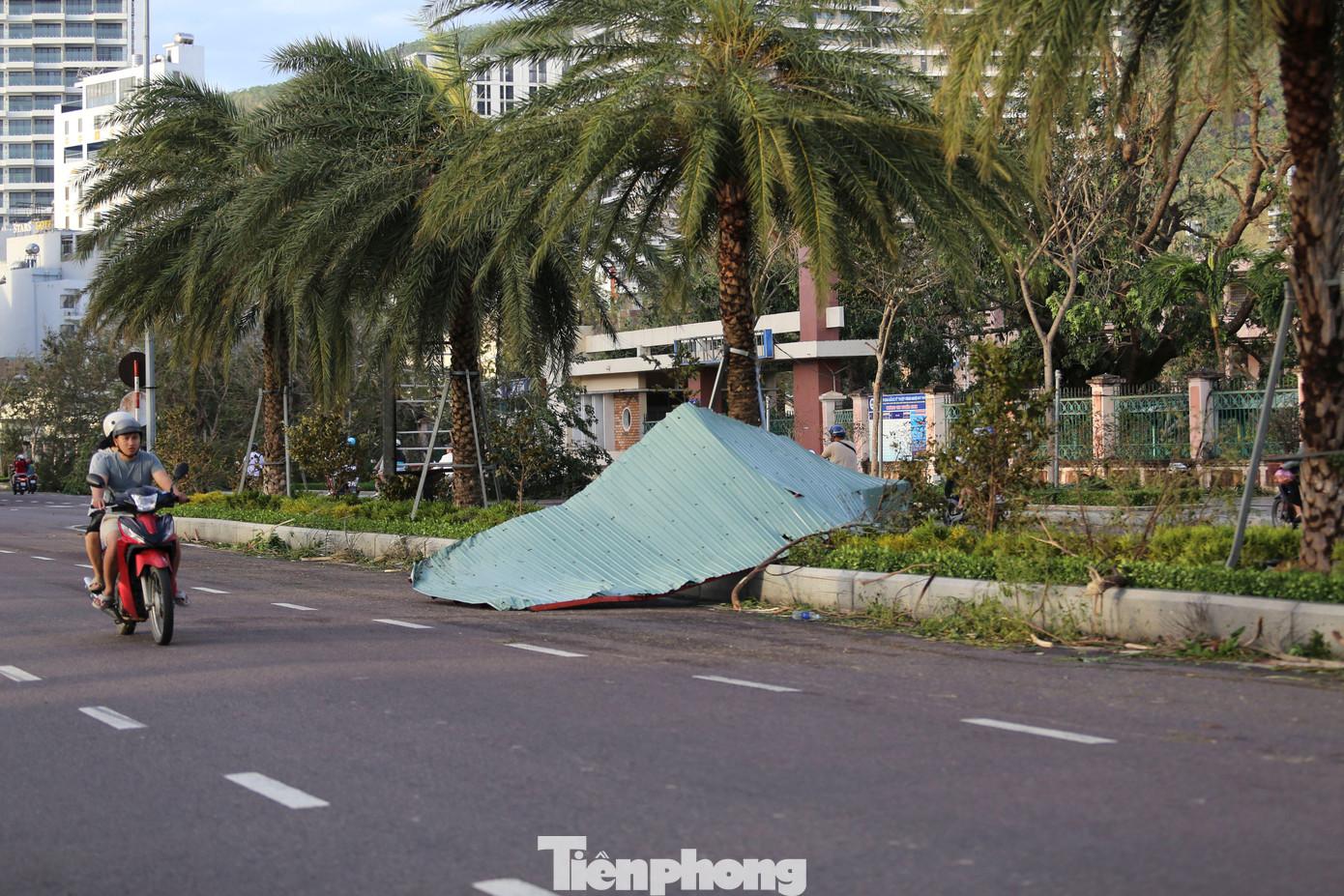 Một tấm tôn "vô chủ" bị thổi bay ra đường. Ảnh: Trương Định. tp-20-2.jpg