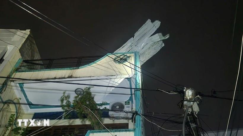 Nhà của người dân Quy Nhơn bị tốc mái do gió giật kinh hoàng sau khi bão đổ bộ. (Ảnh: Sỹ Thắng/TTXVN)