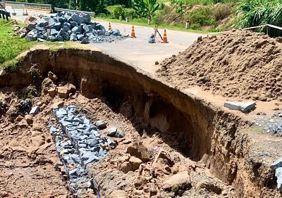 Điểm sạt lở trên đường Trường Sơn Đông. Ảnh: Minh Nguyễn trieu-2.jpg