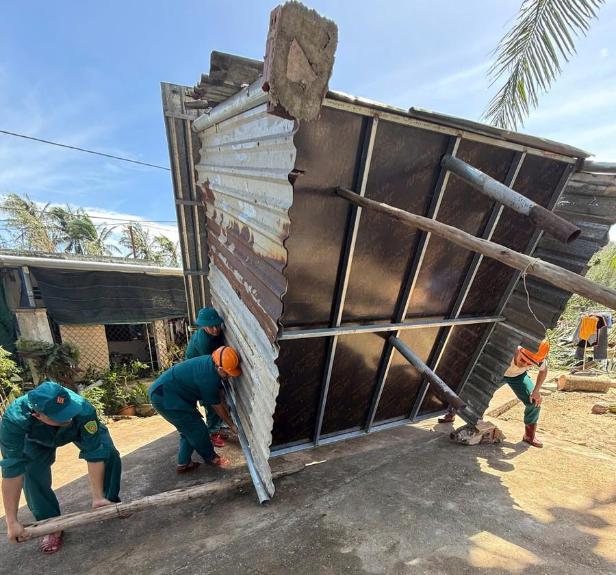 Lực lượng dân quân phường Quy Nhơn Nam giúp nhân dân khắc phục hậu quả bão số 13. Ảnh: H.P z7198151744283-d5370e5134201be78ddc4f2bef7234fa.jpg