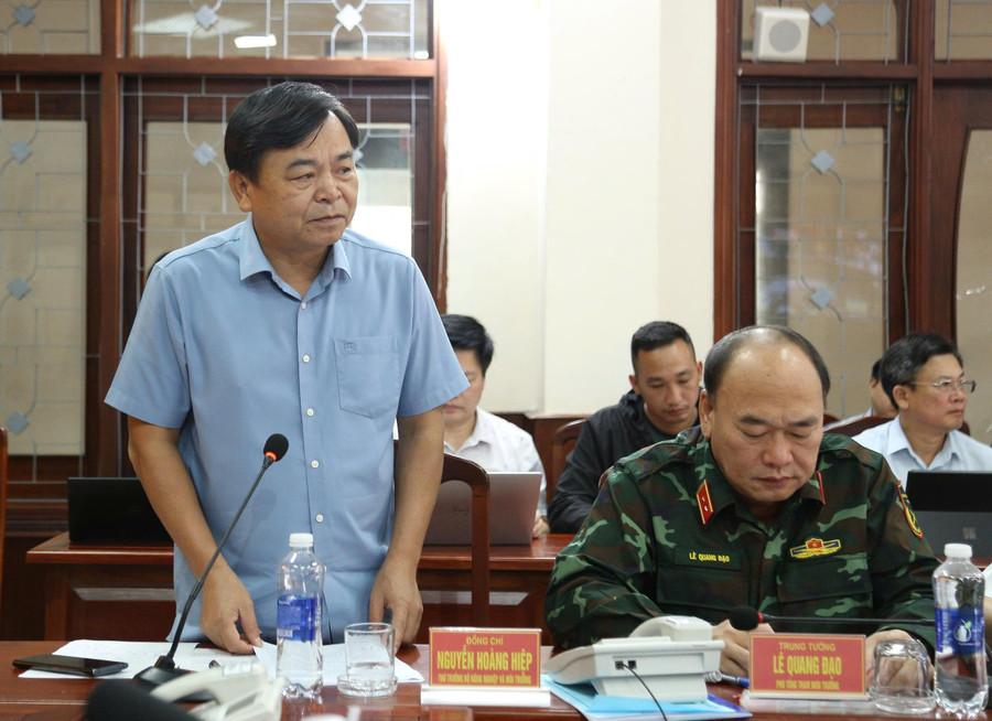 Thứ trưởng Bộ Nông nghiệp và Môi trường Nguyễn Hoàng Hiệp thông tin tình hình thiệt hại sau bão số 13. Ảnh: H.P 01820329c42e4870113f.jpg