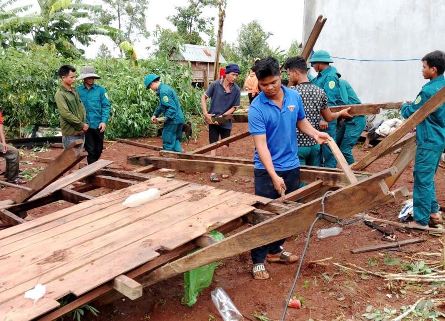 Các lực lượng hỗ trợ người dân khắc phục hậu quả do bão. Ảnh: Khánh Phong ho-tro-nguoi-dan-khac-phuc-hau-qua-do-con-bao-gay-ra.jpg