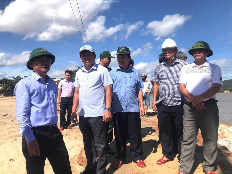 Phó Chủ tịch UBND tỉnh Nguyễn Tự Công Hoàng (bìa trái) chỉ đạo công tác khắc phục kè chắn sóng luồng tàu vào Cảng cá Tam Quan (phường Hoài Nhơn Bắc) bị hư hỏng do bão số 13 gây ra. Ảnh: Đoàn Bình z7198166476949-e6c8fb7c006de7bbdfd115316195bc3c.jpg