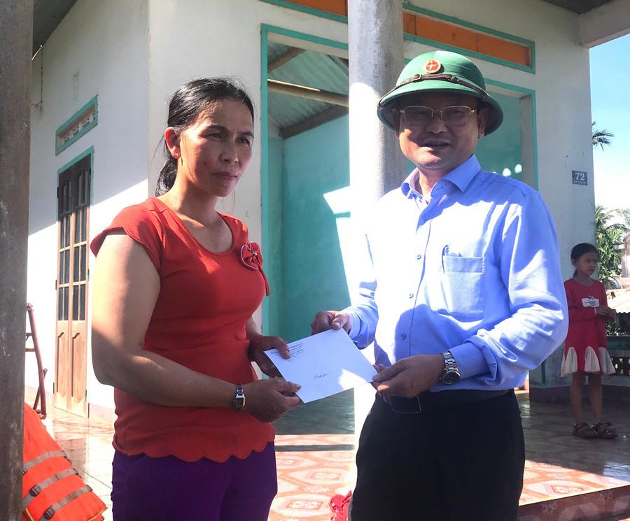 Phó Chủ tịch UBND tỉnh Nguyễn Tự Công Hoàng thăm, động viên gia đình chị Lê Thị Chỉnh (khu phố Lâm Trúc 2, phường Hoài Nhơn) có nhà bị tốc mái do bão số 13 gây ra. Ảnh: Đoàn Bình z7198171597058-e7b3e2e15b5c558063ba27d423a952e2.jpg