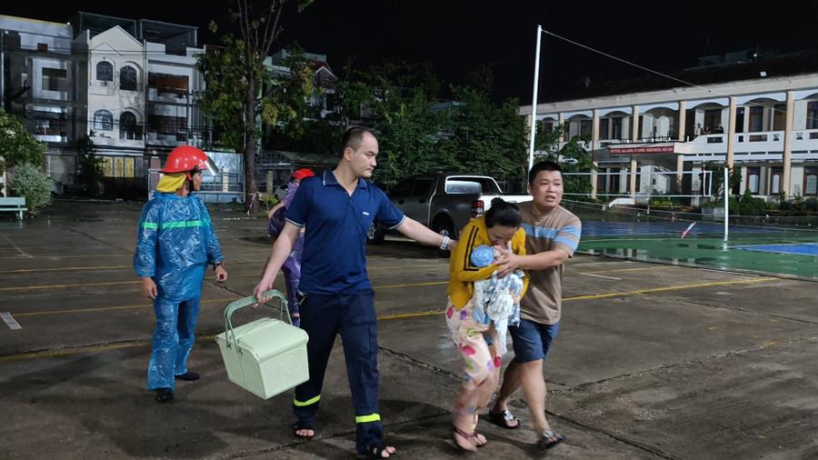 Giúp đỡ trường hợp bà mẹ và trẻ sơ sinh đến nơi trú bão. Ảnh: Quý Hiền tre-so-sinh.jpg
