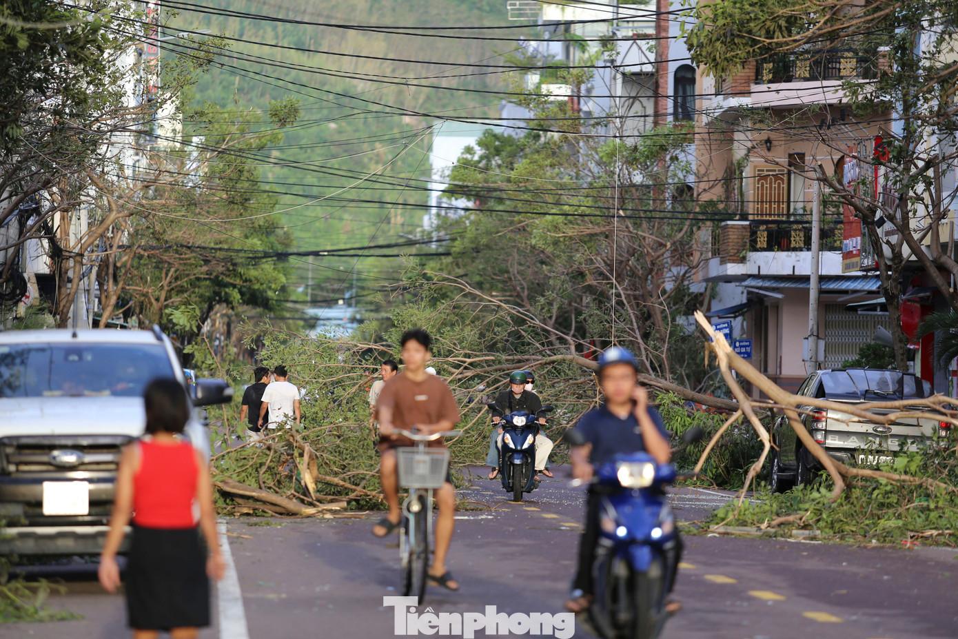 Theo ghi nhận của Tiền Phong, sáng 7/11, hàng loạt cây xanh bị quật ngã, chắn ngang đường, nhiều trụ điện nghiêng ngả, gây cản trở giao thông. Ảnh: Trương Định. tp-11.jpg
