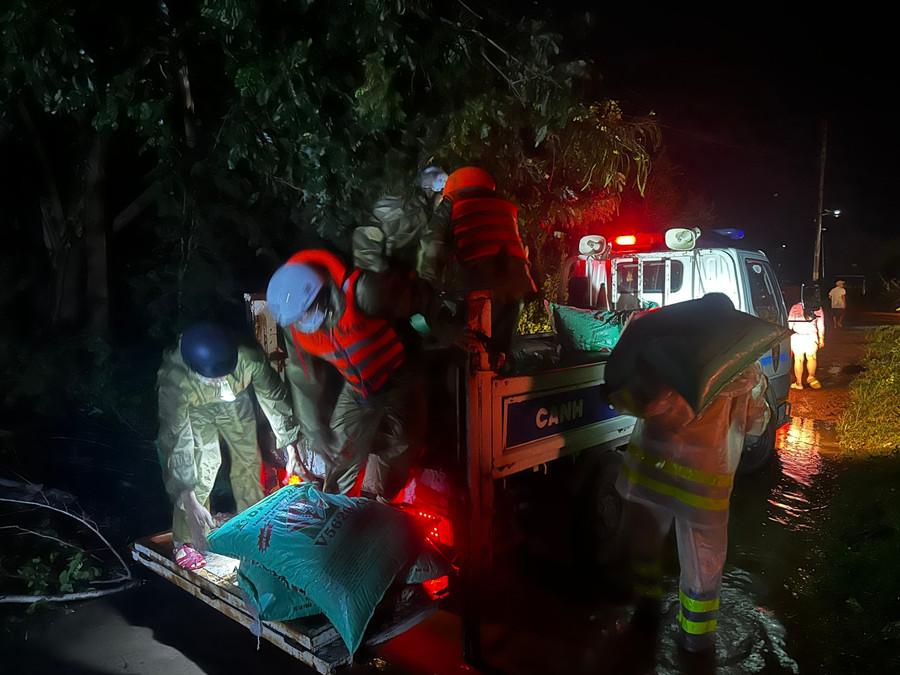 Lực lượng Công an giúp dân di dời tài sản trong đêm. Ảnh: Văn Phong luc-luong-cong-an-da-di-chuyen-tai-san-cho-dan-trong-dem-anh-van-phong.jpg