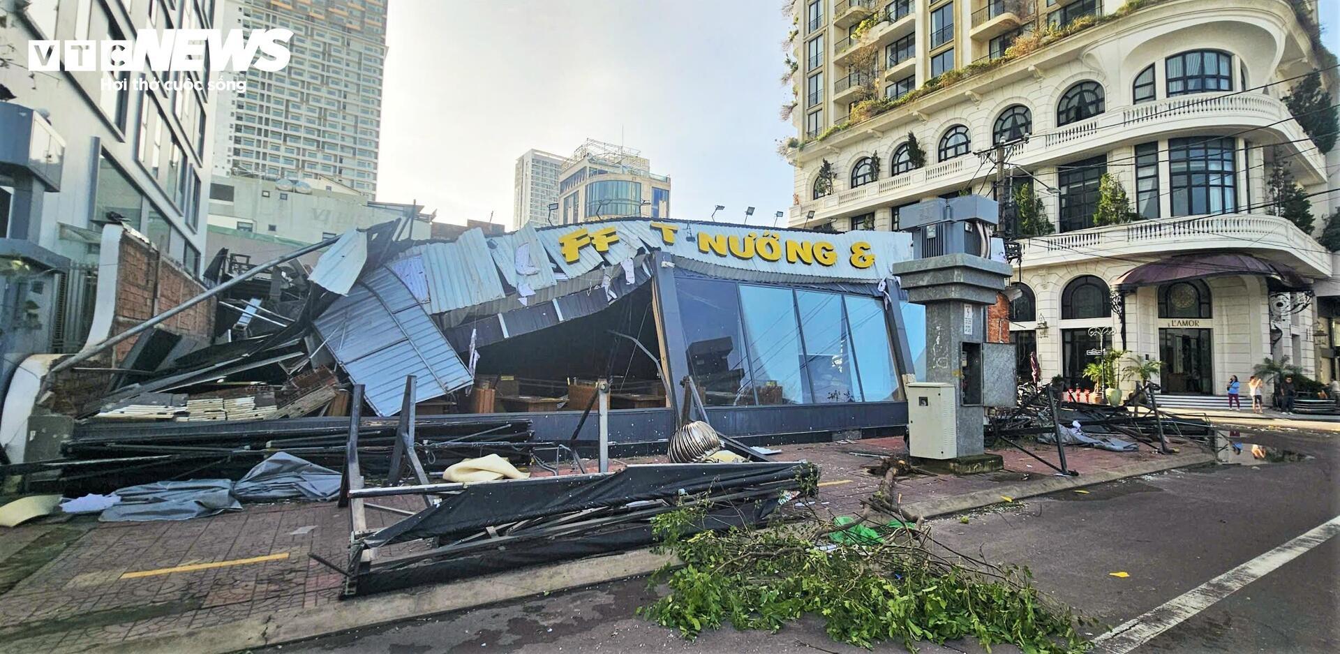 Gia Lai tan hoang sau bão Kalmaegi: Nhà tốc mái đổ sập, cây bật gốc hàng loạt - 6