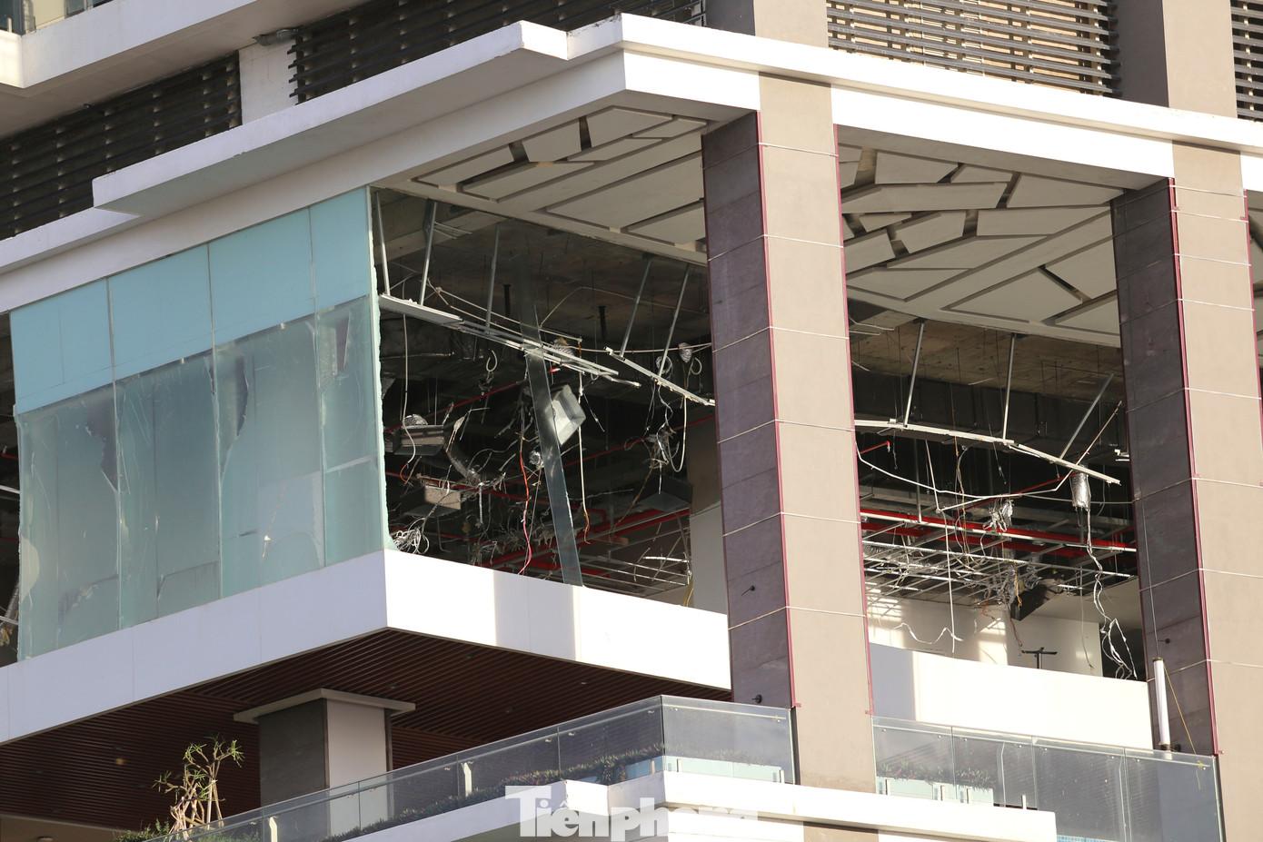 Hệ thống điện tại một khách sạn bị gió bão làm hư hỏng. Ảnh: Trương Định. tp-15-2.jpg