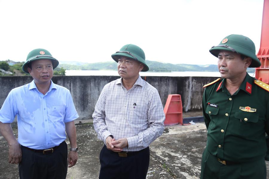 Bí thư Tỉnh ủy Thái Đại Ngọc (giữa) kiểm tra tại hồ thủy điện Ka Nak. Ảnh: H.P bi-thu-tinh-uy-kiem-tra-tai-ho-thuy-dien-ka-nak.jpg