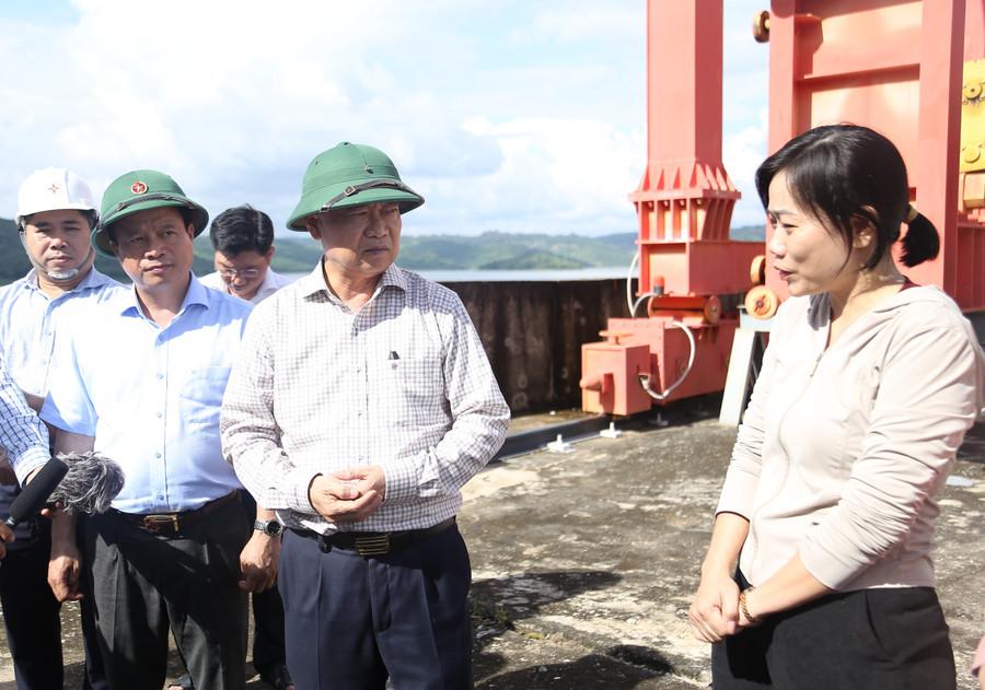 Bí thư Tỉnh ủy chỉ đạo lãnh đạo xã Kbang (bìa phải) phối hợp với Công ty Thủy điện An Khê-Ka Nak lập quy hoạch lại làng Groi. Ảnh: H.P bi-thu-tinh-uy-tro-chuyen-va-yeu-cau-lanh-dao-xa-kbang-quy-hoach-va-xay-dung-lai-lang-groi-thanh-lang-dong-bao-kieu-mau.jpg