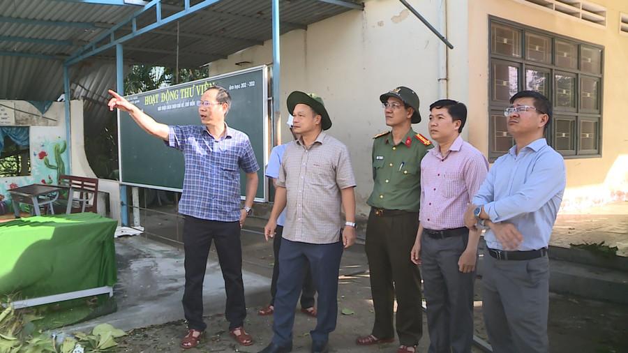 Phó Chủ tịch UBND tỉnh Dương Mah Tiệp (thứ 2 từ trái sang) kiểm tra tại các trường học xã Tuy Phước Bắc. Ảnh: M.Miên truong-hoc-tuy-phuoc-bac.jpg