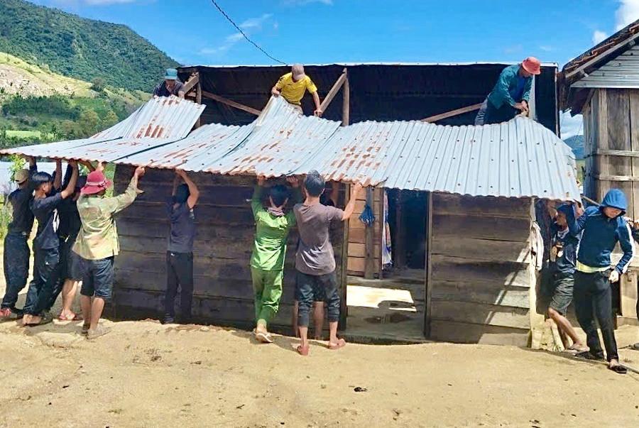 Người dân xã Tơ Tung tập trung sửa chữa lại nhà ở sau khi cơn bão đi qua. Ảnh: M.P to-tung-1.jpg