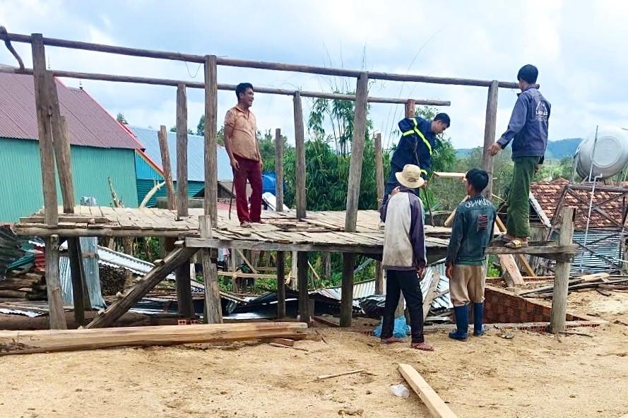 Người dân làng Tkắt tập trung sửa chữa nhà ở hư hỏng do bão số 13 gây ra. Ảnh: N.S sro-3.jpg