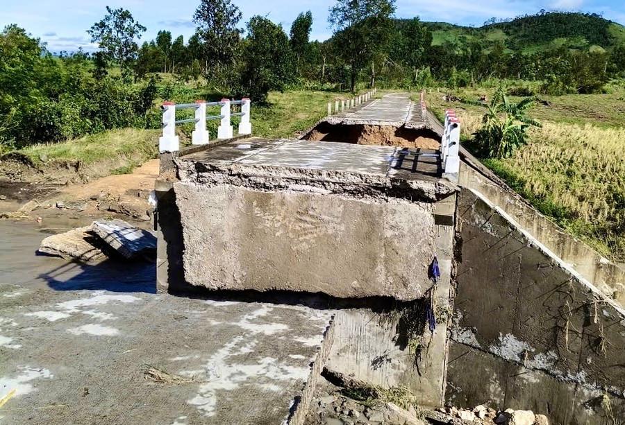 Do ảnh hưởng bão số 13, tuyến đường ra khu sản xuất tại xã Sró bị sập, hư hỏng nặng không thể lưu thông. Ảnh: N.S sro.jpg