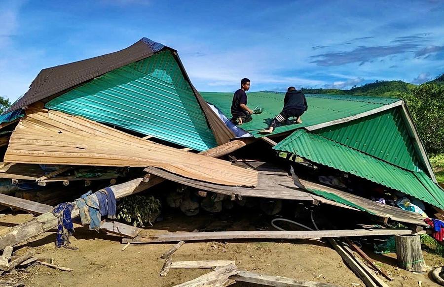 Người dân làng Tkắt (xã Sró) sửa chữa nhà ở bị sập sau ảnh hưởng của bão số 13. Ảnh: N.S sro-2.jpg