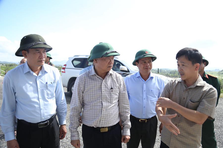 Bí thư Tỉnh ủy Thái Đại Ngọc (giữa) nghe lãnh đạo lãnh đạo Công ty Thủy điện An Khê - Ka Nak báo cáo việc vận hành hồ An Khê theo Quy trình vận hành liên hồ chứa trên lưu vực sông Ba. Ảnh: H.P img-7589.jpg