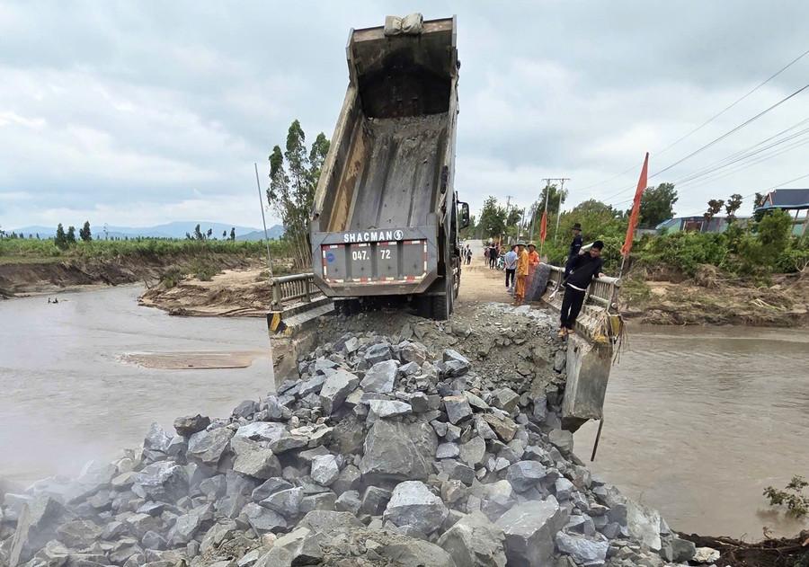 Các lực lượng chức năng tập trung sửa chữa cầu hư hỏng do bão gây ra tại xã Pờ Tó. Ảnh: V.Y po-to.jpg