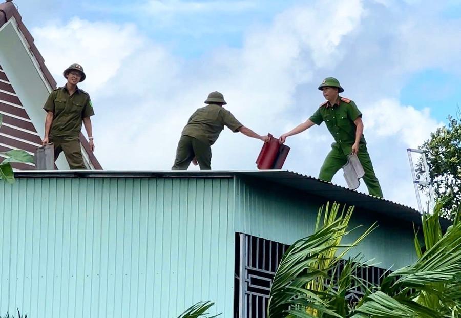 Toàn bộ hệ thống chính trị và các lực lượng tập trung khắc phục hậu quả do bão gây ra. Ảnh: M.C ca-bao.jpg