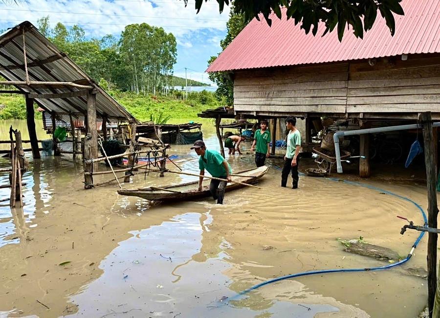 Buôn Chư Jú (xã Ia Rsai) bị ngập, gây chia cắt các hộ dân với trung tâm xã. Ảnh: Minh Phương rsai.jpg