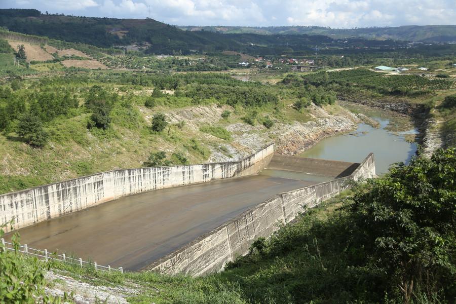 Tràn xả lũ của hồ thủy điện Ka Nak. Ảnh: H.P img-7673.jpg