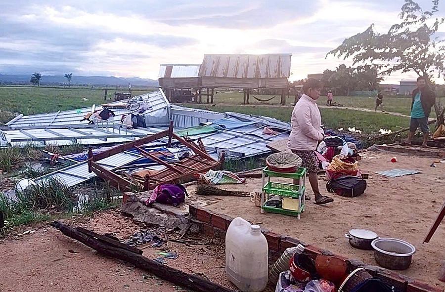 Tại xã Phú Thiện, nhiều ngôi nhà của người dân bị sập hoàn toàn do ảnh hưởng bão số 13. Ảnh: N.Q pthien.jpg