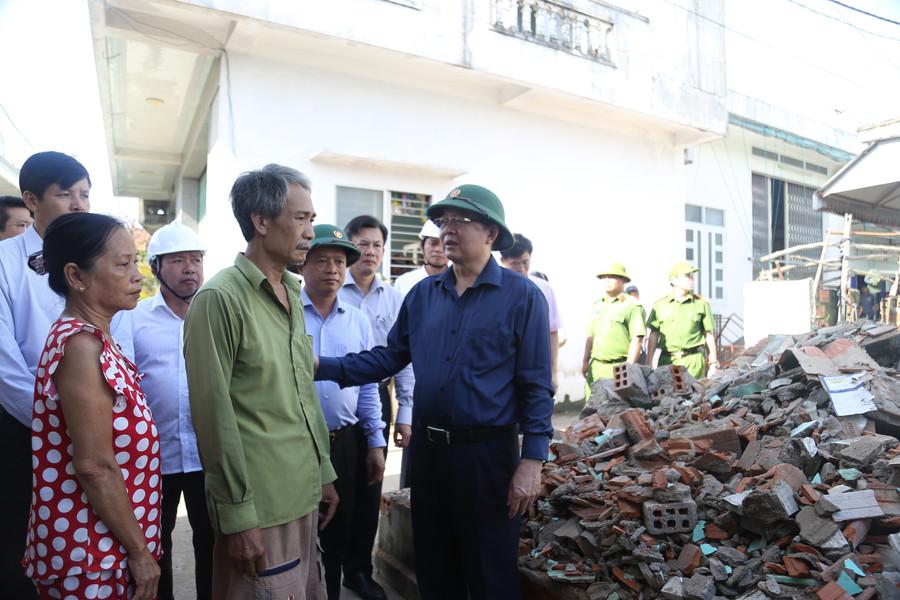 Phó Thủ tướng Hồ Quốc Dũng (bìa phải) thăm, động viên gia đình ông Trịnh Ngọc Tùng. Ảnh: H.P pho-thu-tuong-ho-quoc-dung-tham-gia-dinh-ong-trinh-ngoc-tung-o-thon-tung-gian.jpg