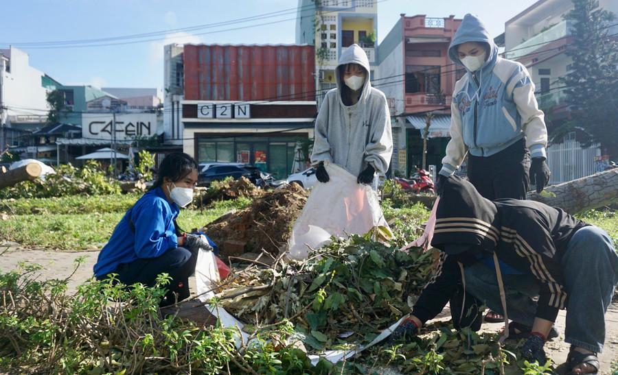 Sinh viên Trường Cao đẳng Y tế Gia Lai thu gom nhiều bao lá rụng. Ảnh: D.L tinh-doan-ra-quan-don-ve-sinh-sau-bao-5.jpg