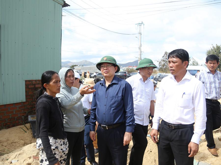 Phó Thủ tướng động viên, chia sẻ những khó khăn của người dân thôn An Quang Đông trước những thiệt hại do bão số 13 gây ra. Ảnh: H.P img-8238.jpg