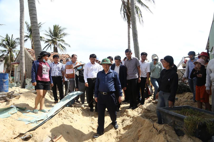 Phó Thủ tướng Hồ Quốc Dũng (hàng đầu) kiểm tra tình hình thiệt hại do bão số 13 gây ra tại thôn An Quang Đông (xã Đề Gi). Ảnh: H.P img-8262.jpg