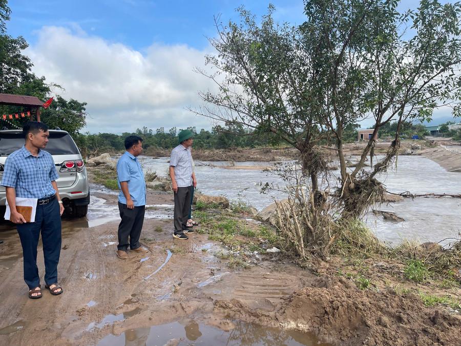 Đoàn công tác kiểm tra tình hình sạt lở tại buôn Chư Tê, xã Ia Rsai. Ảnh: Vũ Chi gen-h-z7204980097784-d87527e2fe0f137b480ea0864e55a455.jpg