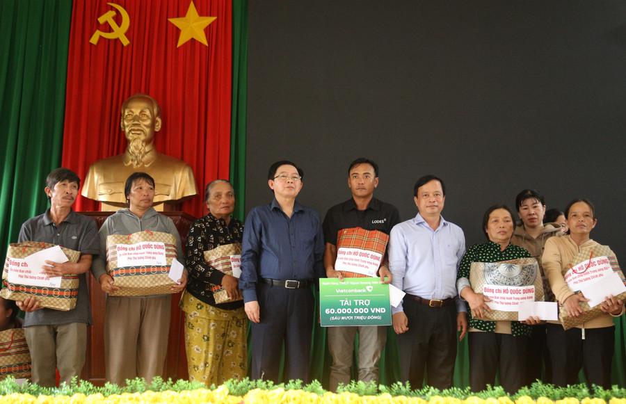 Người dân xã Đề Gi nhận quà từ Phó Thủ tướng Hồ Quốc Dũng và Phó Chủ tịch Thường trực UBND tỉnh Nguyễn Tuấn Thanh. Ảnh: H.P img-8325.jpg