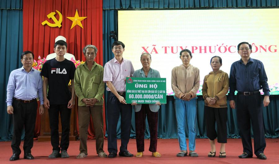 Đoàn công tác của Phó Thủ tướng trao kinh phí hỗ trợ xây dựng lại nhà mới cho các gia đình có nhà bị sập ở xã Tuy Phước Đông. Ảnh: H.P img-8193.jpg