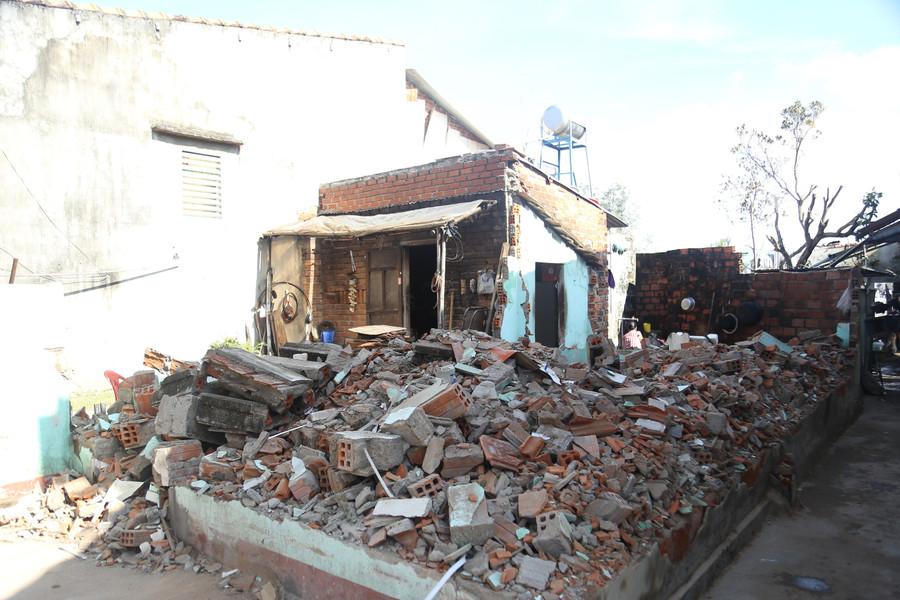 Bão số 13 đã làm căn nhà ông Trịnh Ngọc Tùng (thôn Tùng Giản, xã Tuy Phước Đông) sập hoàn toàn. Ảnh: H.P img-8065.jpg